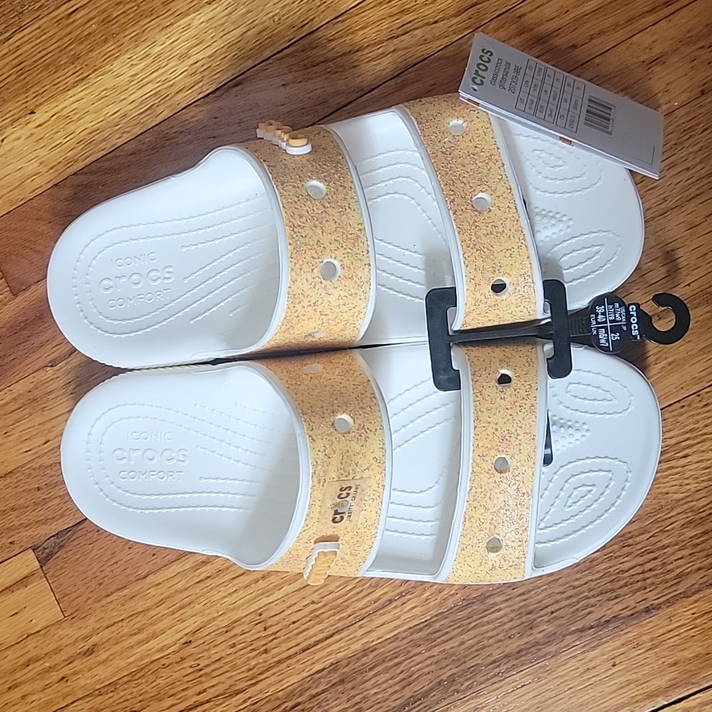 NWT Crocs. Women 9, Men 7